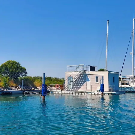 Floating House Barbana Reachable Only By Boat Πλωτό κατάλυμα